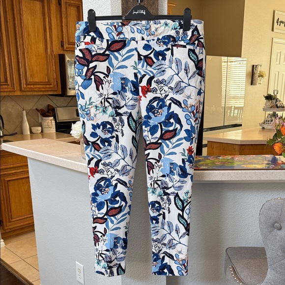 Chico’s Brigitte Cool Floral Ankle Pants - Picture 4 of 11